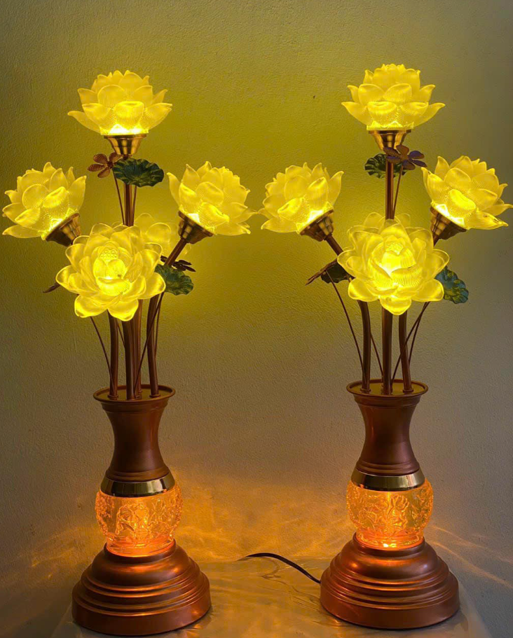 Bên trong đèn thờ điện led thủy tinh pha lê